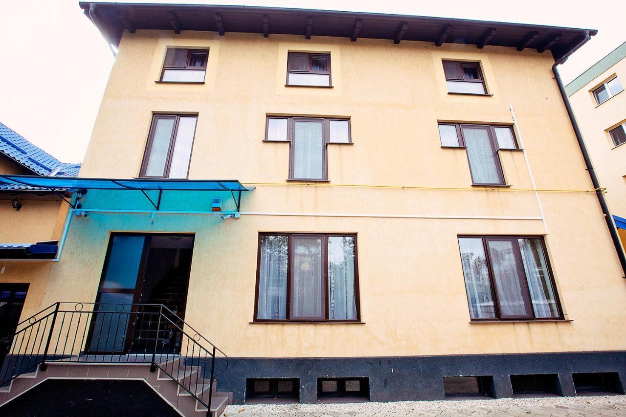 Iq Hostel Yellow House Брашов Экстерьер фото