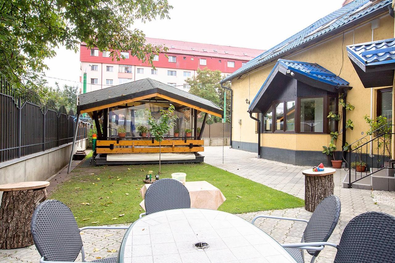 Iq Hostel Yellow House Брашов Экстерьер фото